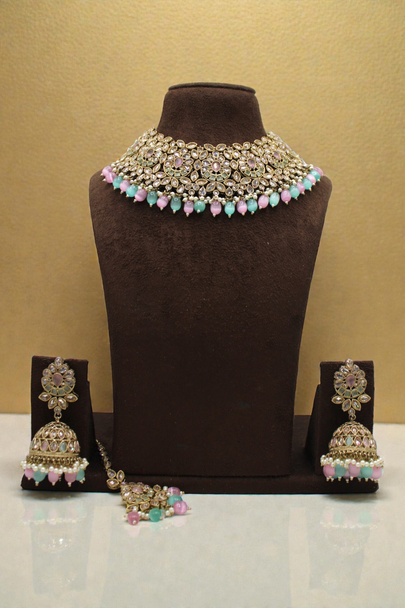 Elegant Traditional Jewelry Set with Colorful Accents - Image 3