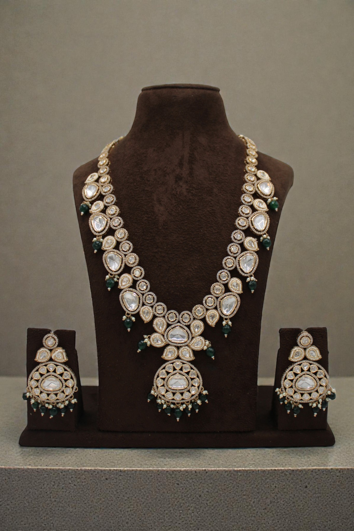 Elegant Traditional Jewelry Set with Intricate Design - Image 3