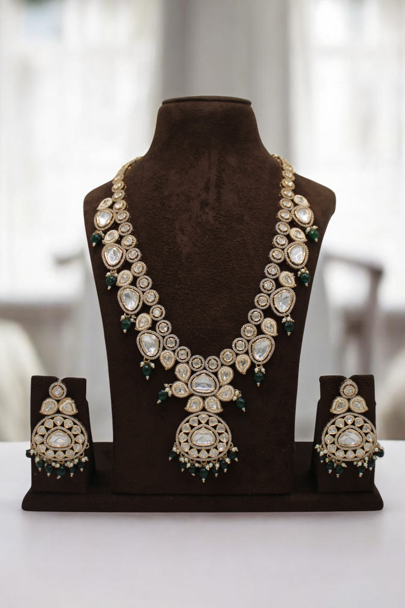 Elegant Traditional Jewelry Set with Intricate Design - Image 2