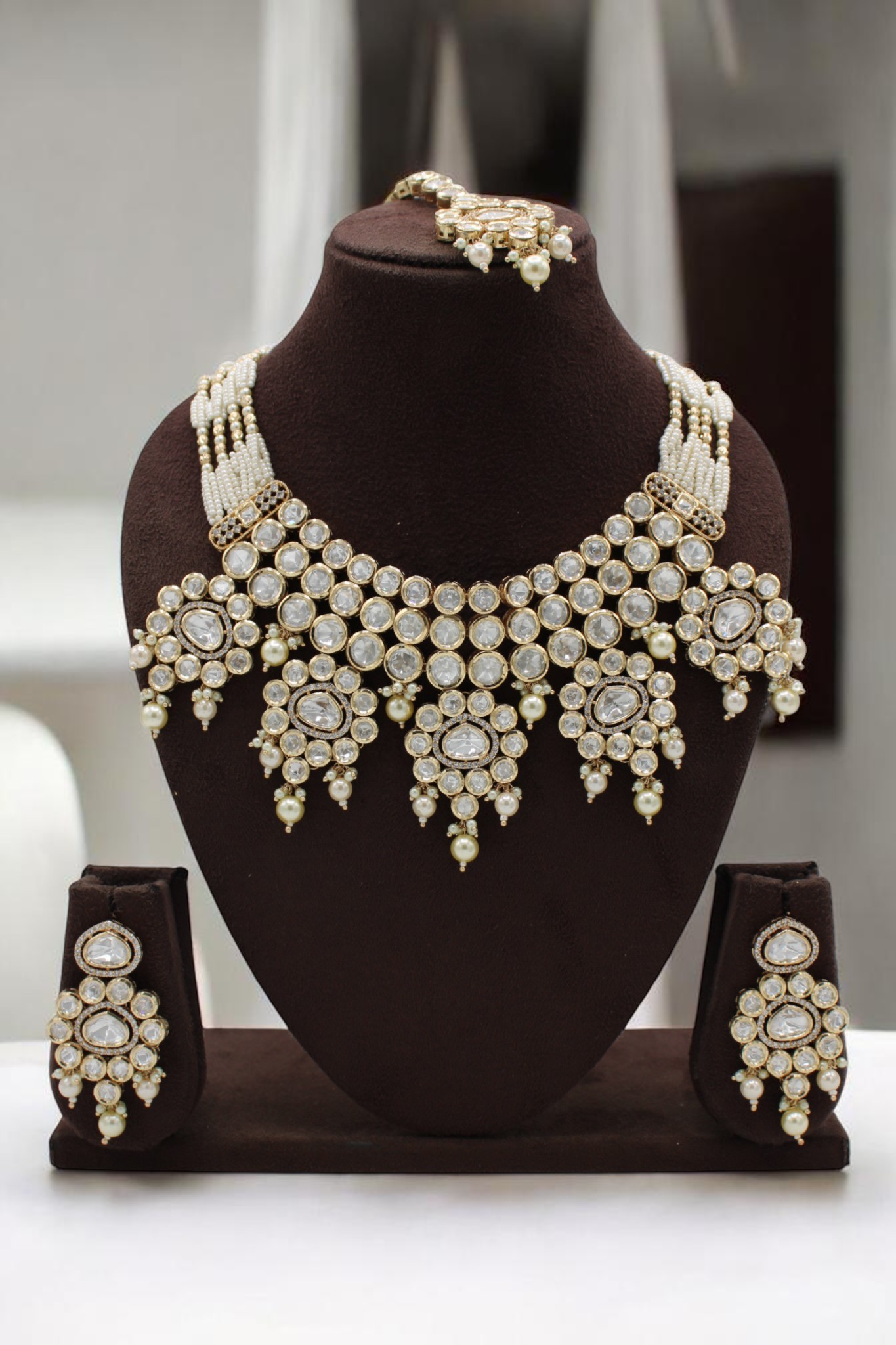 Elegant Traditional Jewelry Set with Intricate Design - Image 3