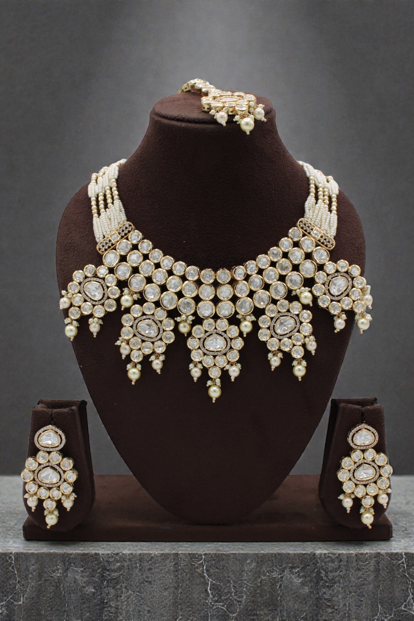 Elegant Traditional Jewelry Set with Intricate Design - Image 2