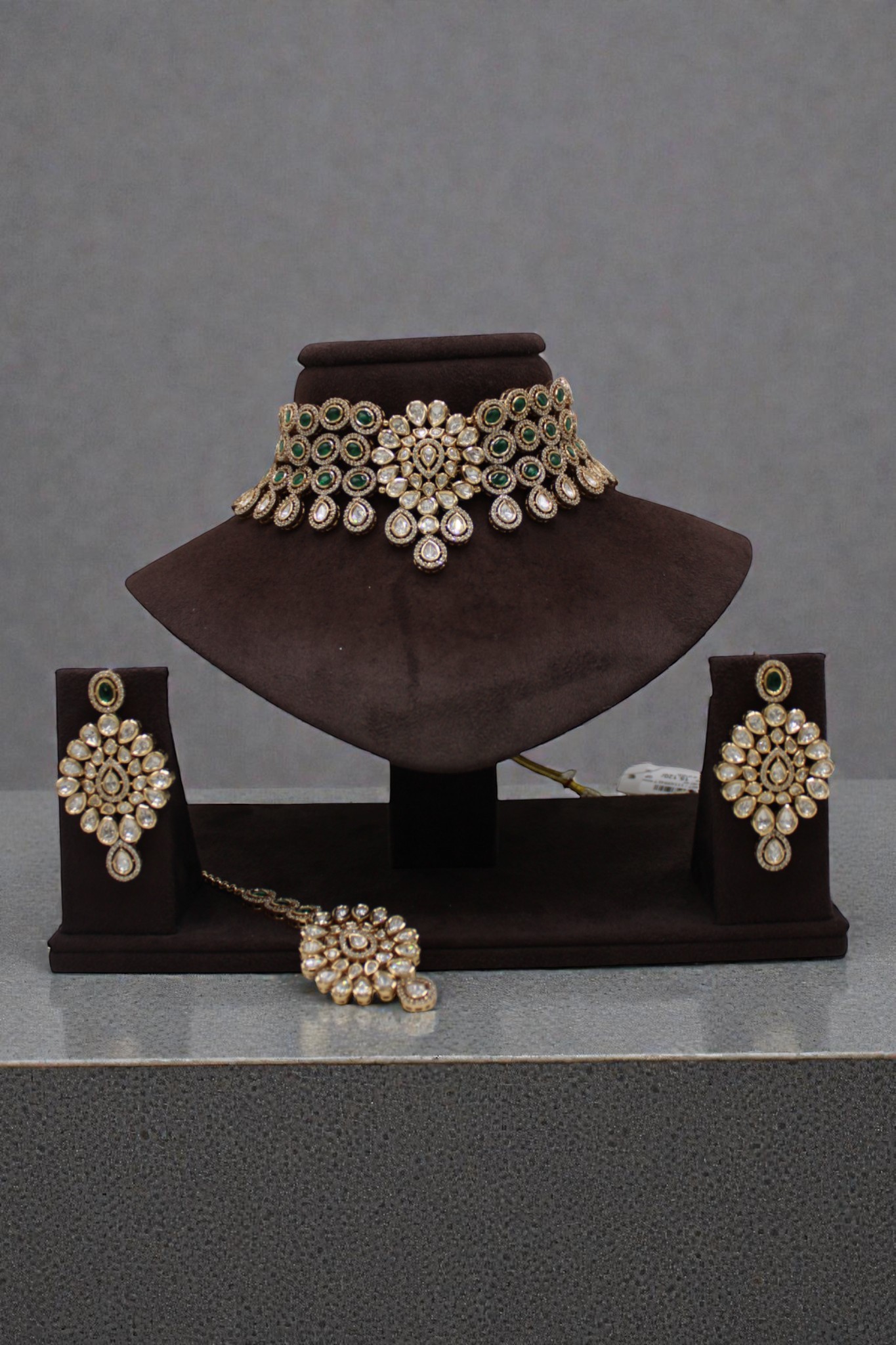Elegant Traditional Jewelry Set with Choker and Earrings - Image 3