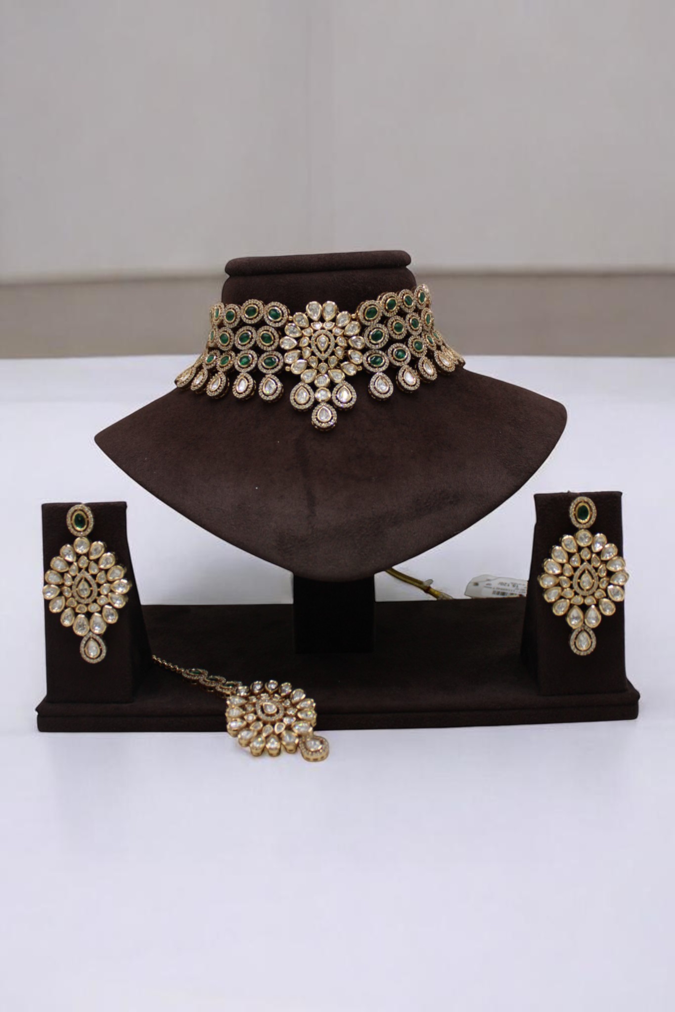 Elegant Traditional Jewelry Set with Choker and Earrings - Image 2