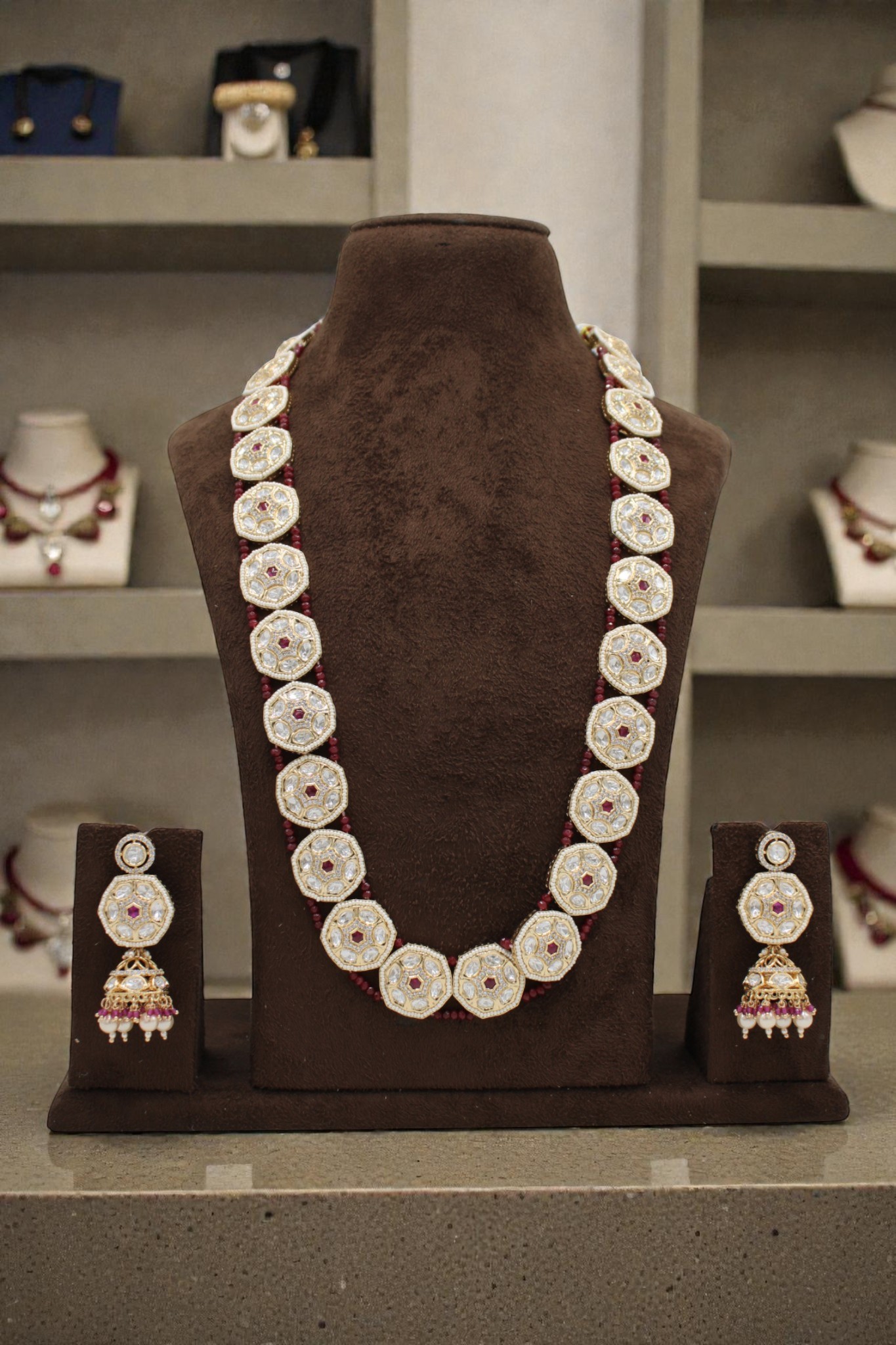 Elegant Traditional Jewelry Set with Intricate Design - Image 3