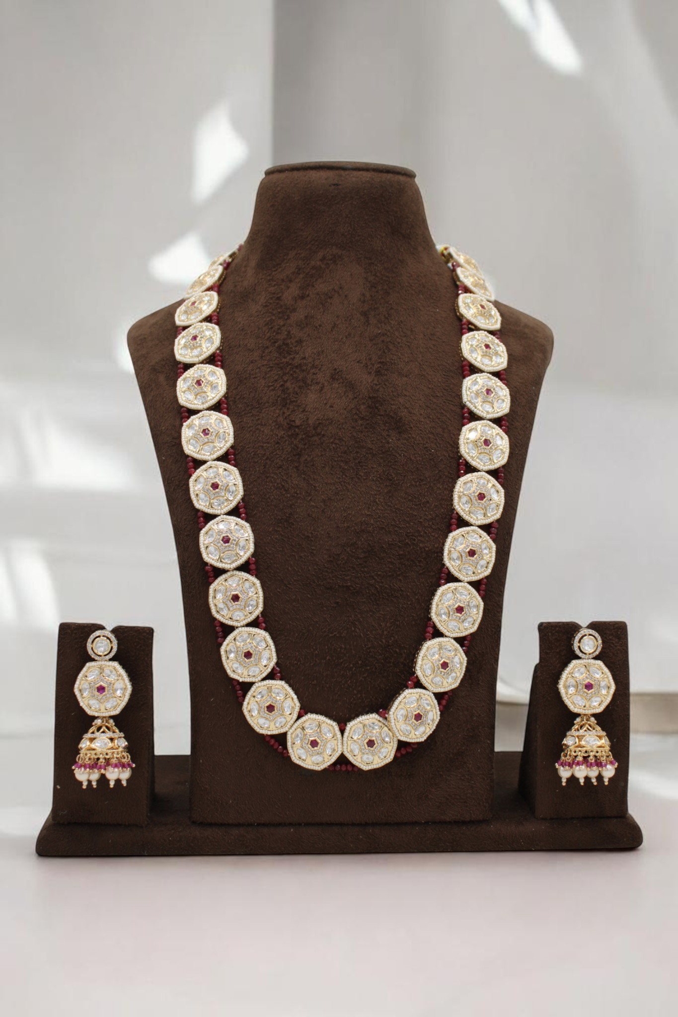 Elegant Traditional Jewelry Set with Intricate Design - Image 2
