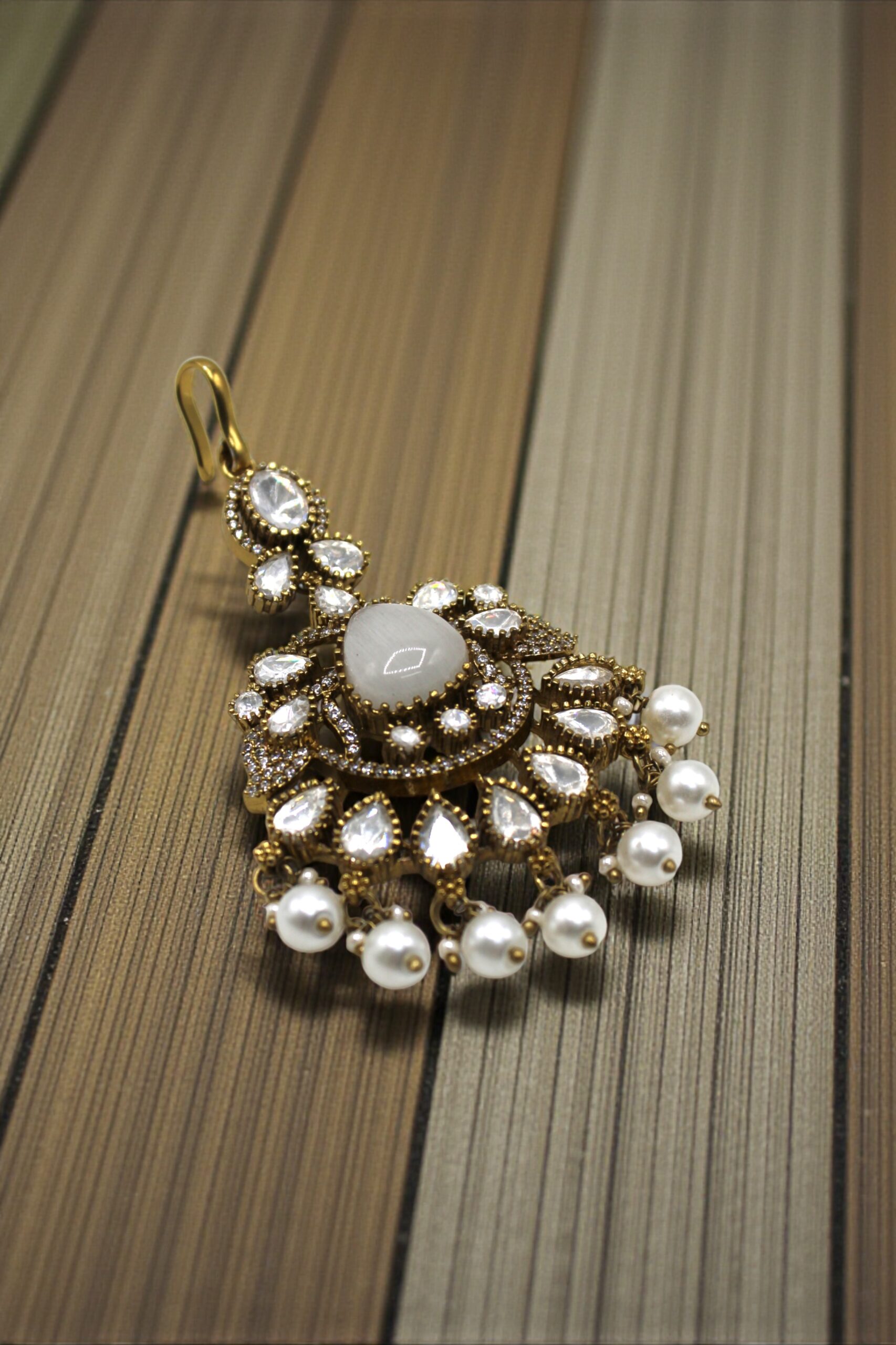 Elegant Vintage-Inspired Pearl and Stone Pendant - Image 2