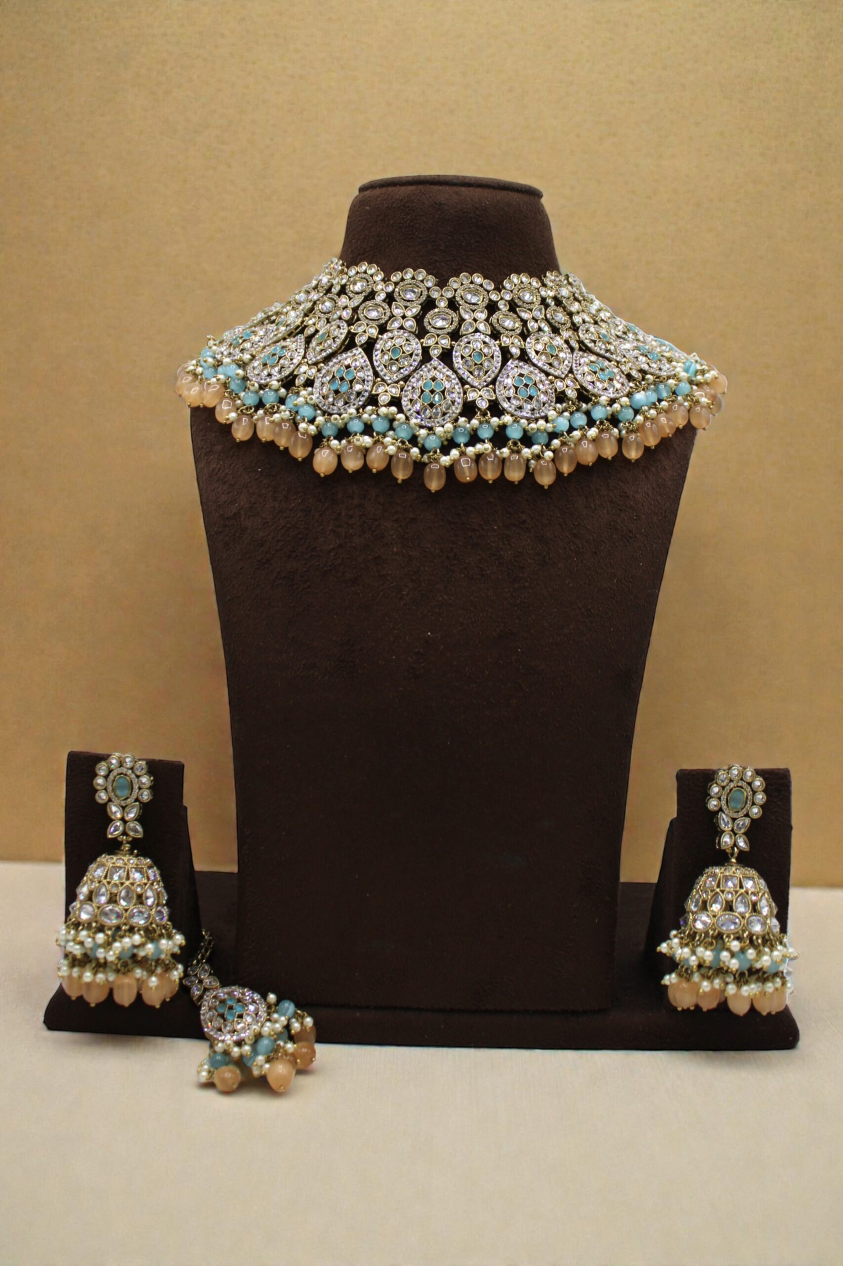 Elegant Traditional Jewelry Set with Intricate Design - Image 3