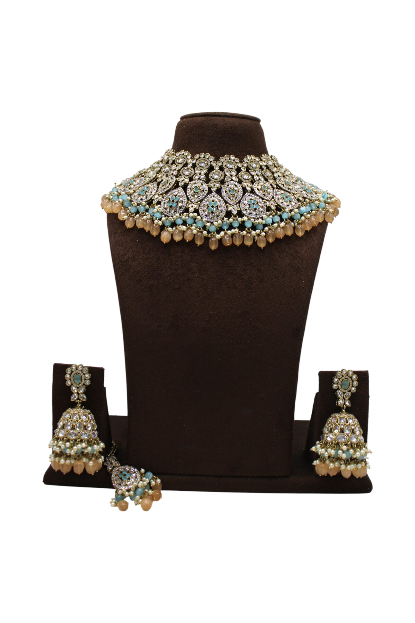 Elegant Traditional Jewelry Set with Intricate Design