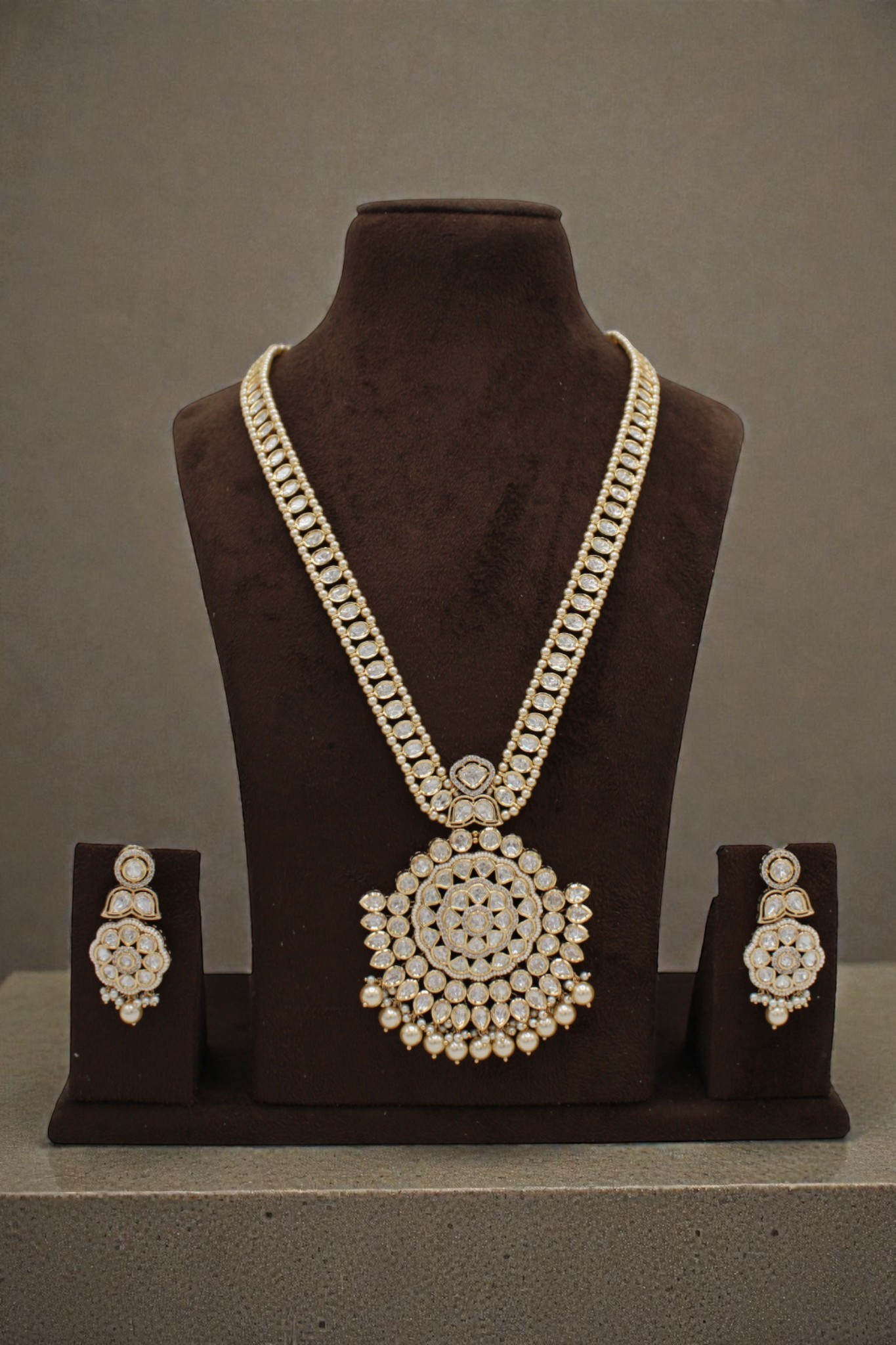 Elegant Gold and Diamond Necklace Set - Image 3