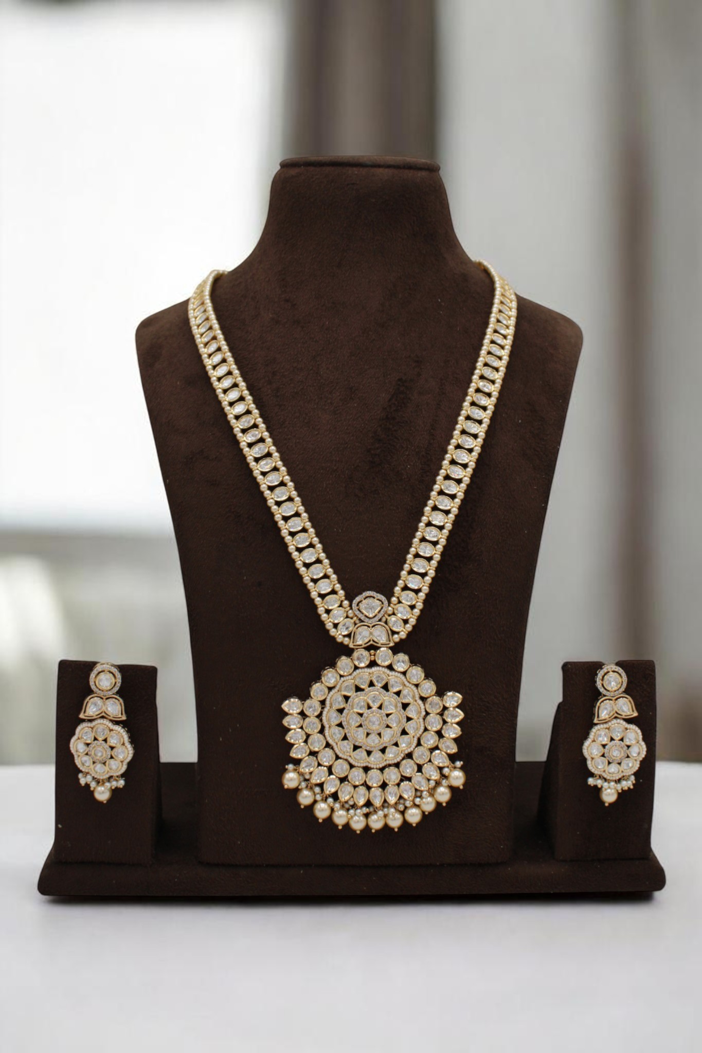 Elegant Gold and Diamond Necklace Set - Image 2
