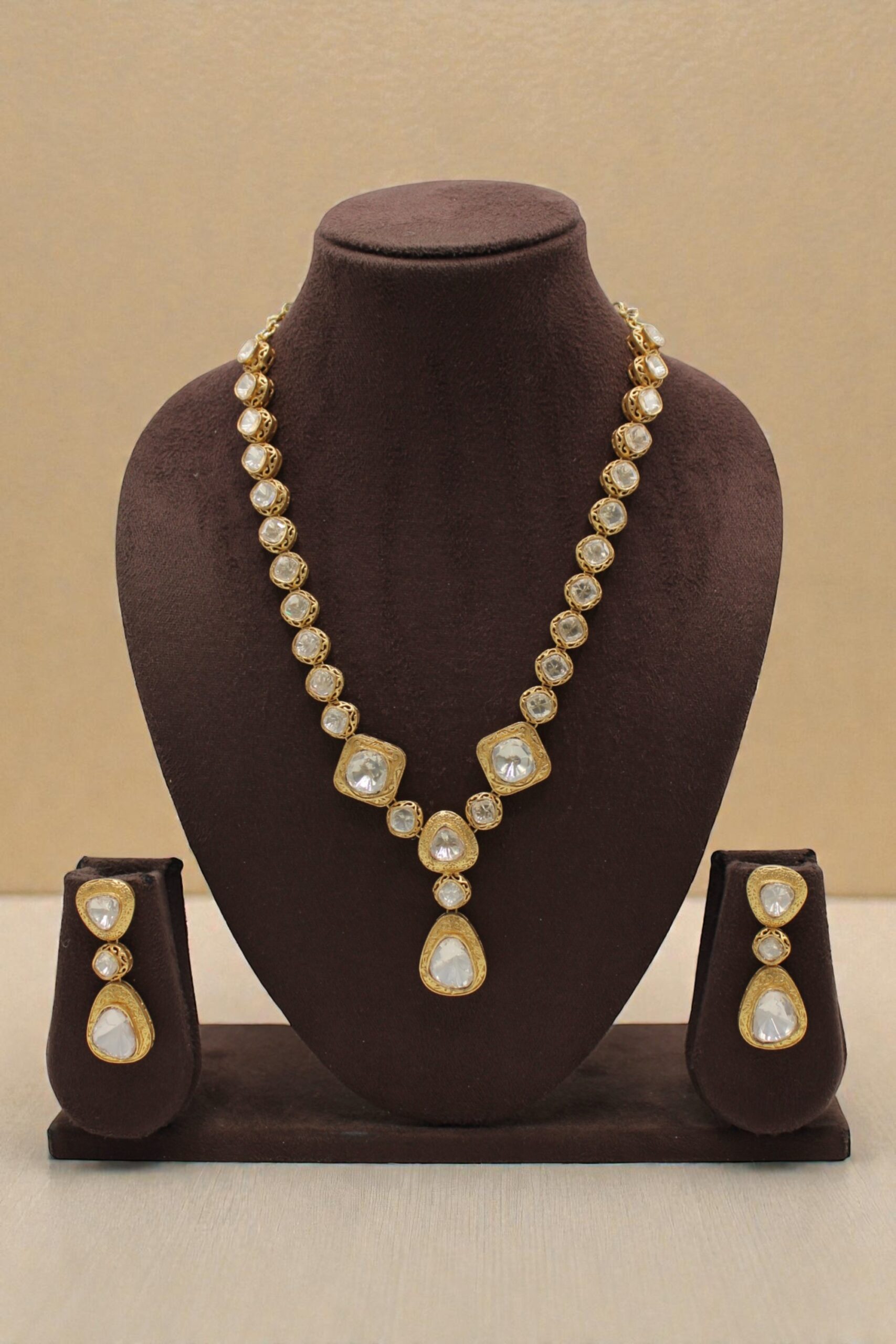 Elegant Gold and Diamond Jewelry Set - Image 3