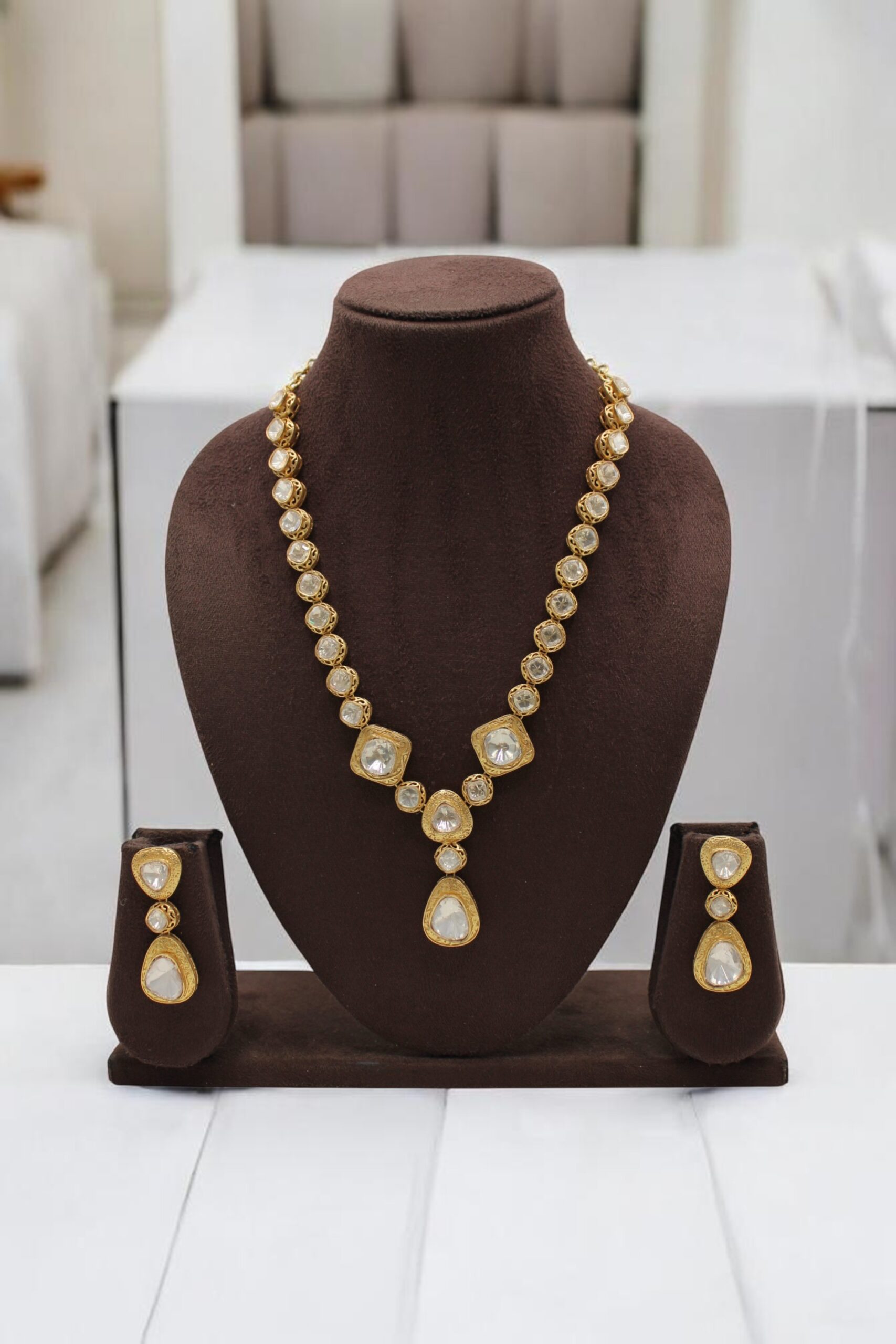 Elegant Gold and Diamond Jewelry Set - Image 2