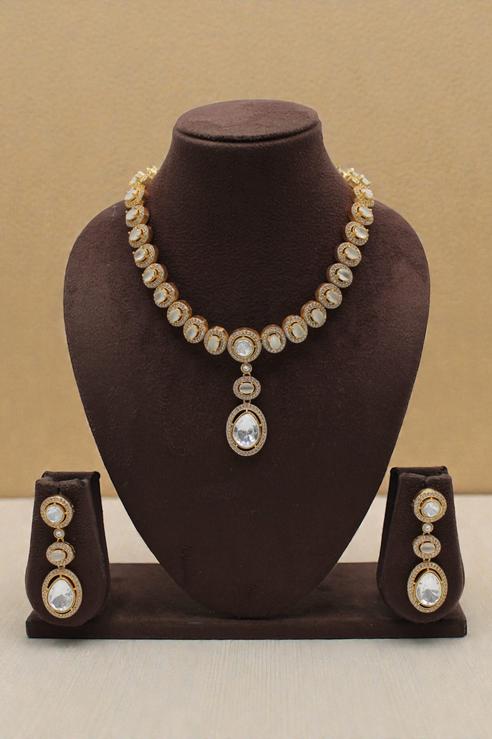 Elegant Gold and Diamond Necklace Set - Image 3
