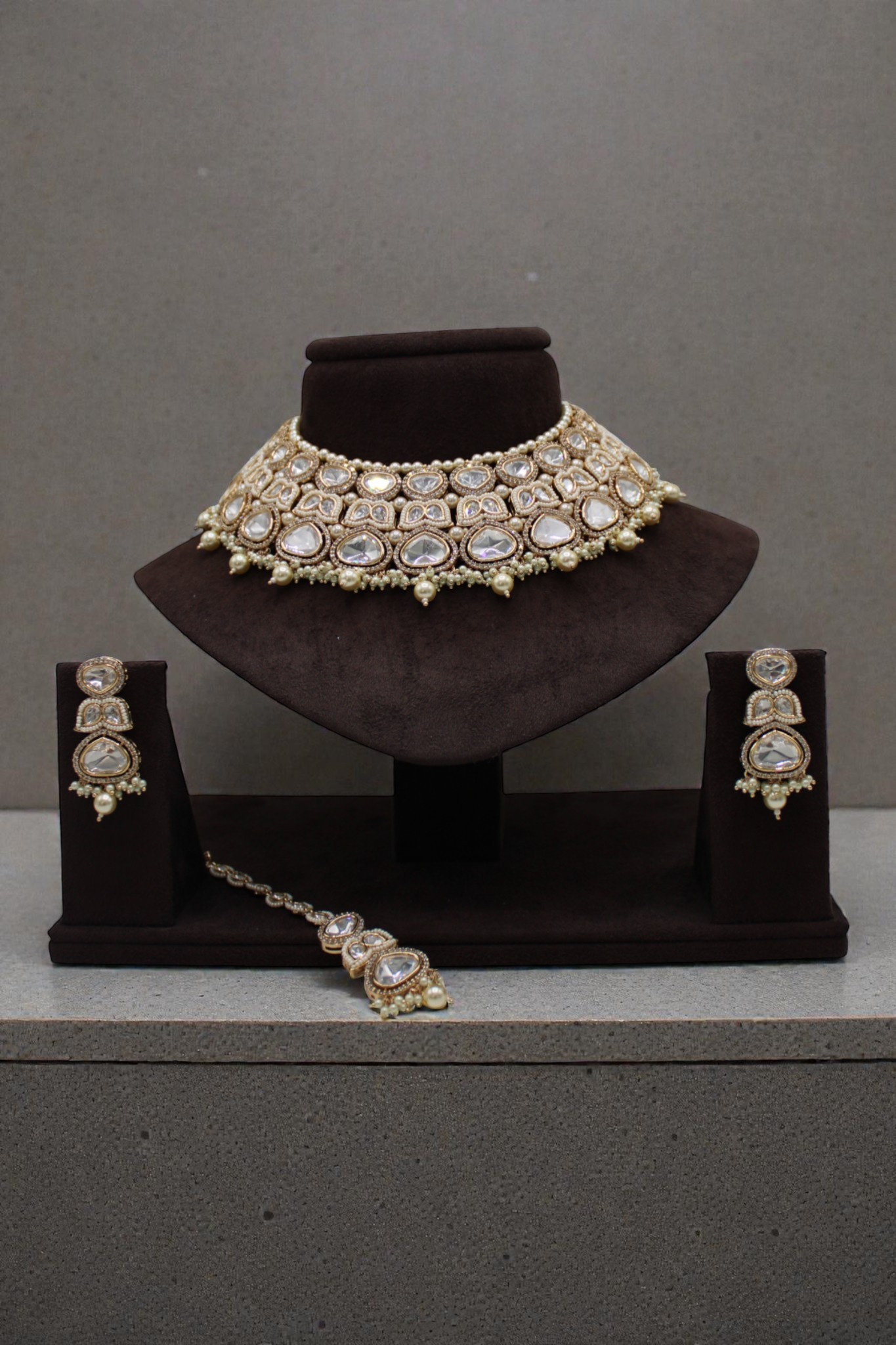 Elegant Traditional Jewelry Set with Intricate Design - Image 3