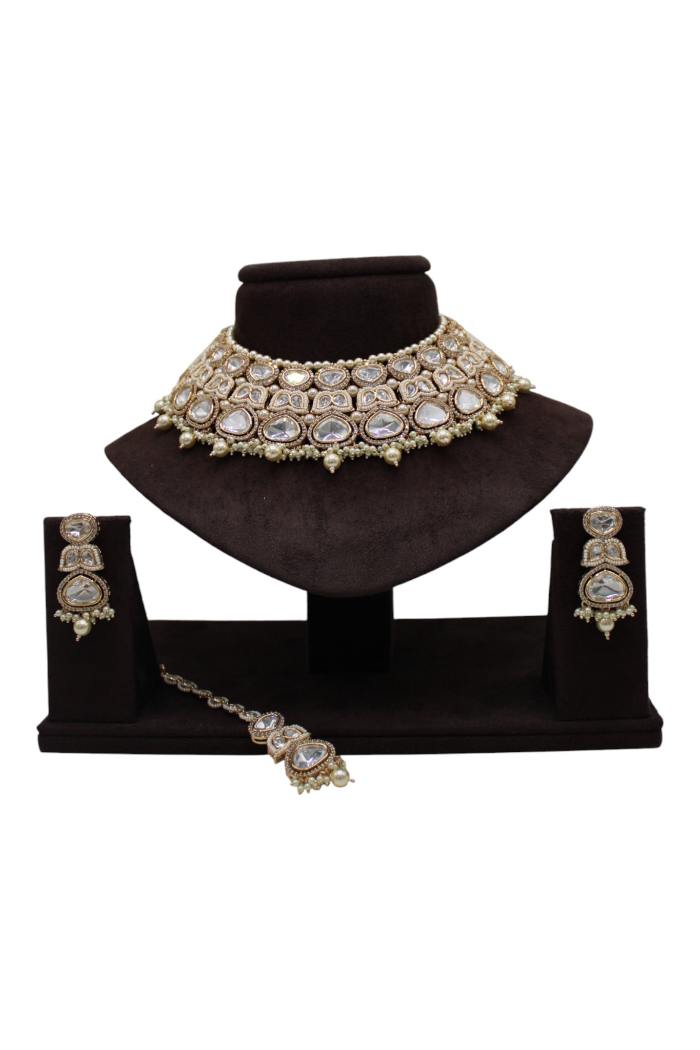 Elegant Traditional Jewelry Set with Intricate Design