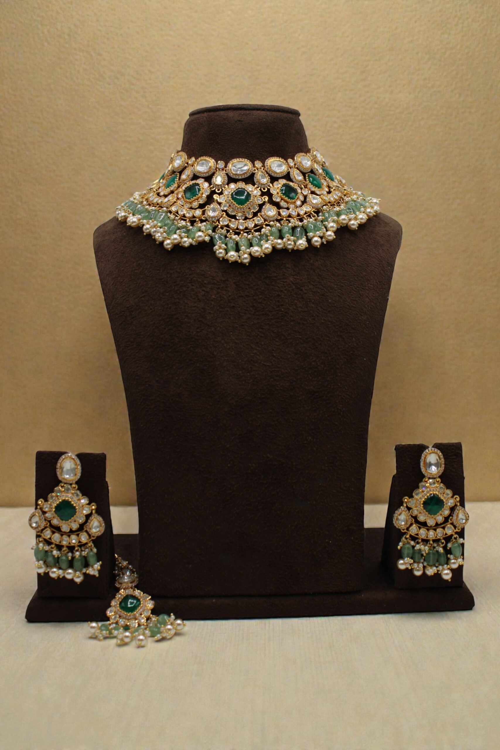 Elegant Traditional Jewelry Set with Emerald Accents - Image 3