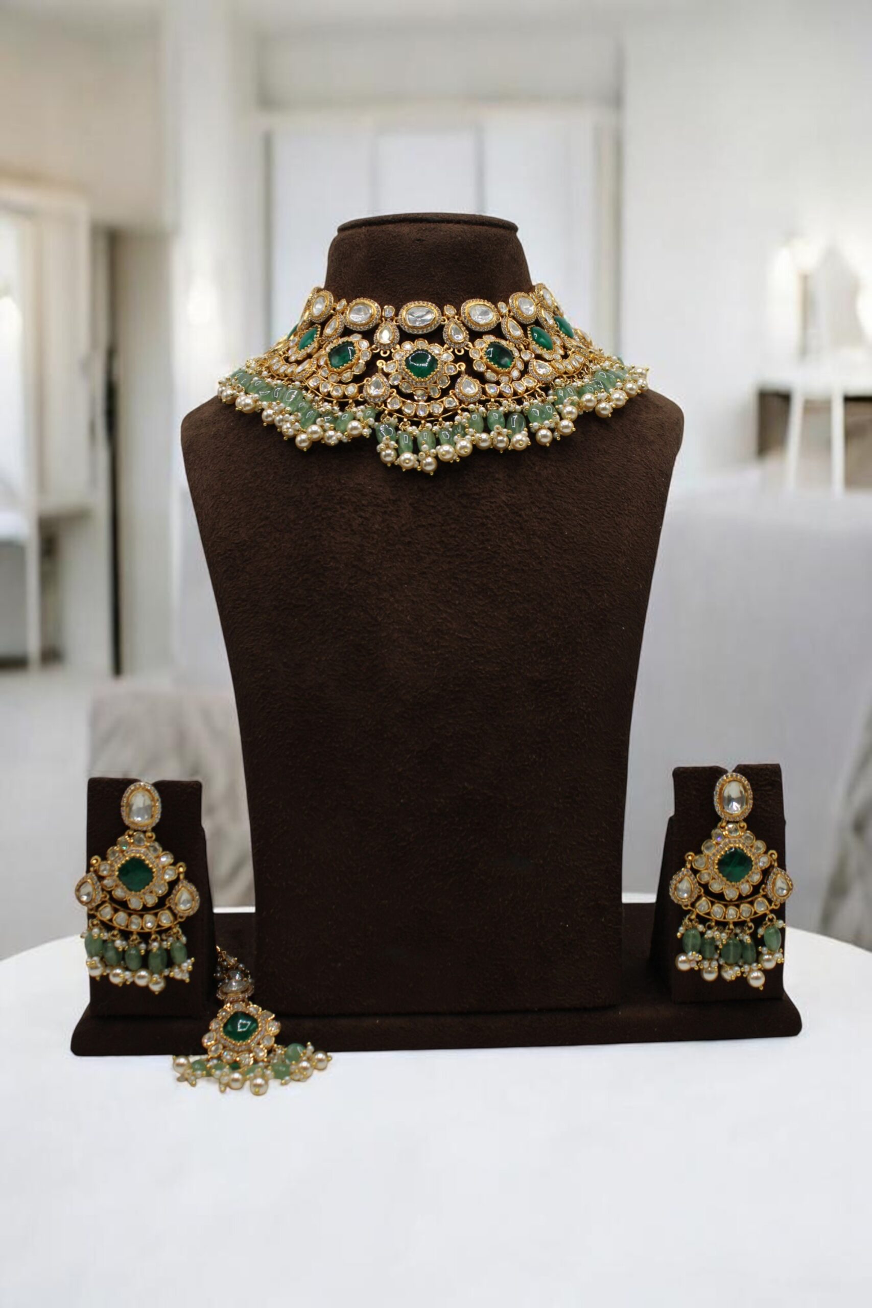 Elegant Traditional Jewelry Set with Emerald Accents - Image 2