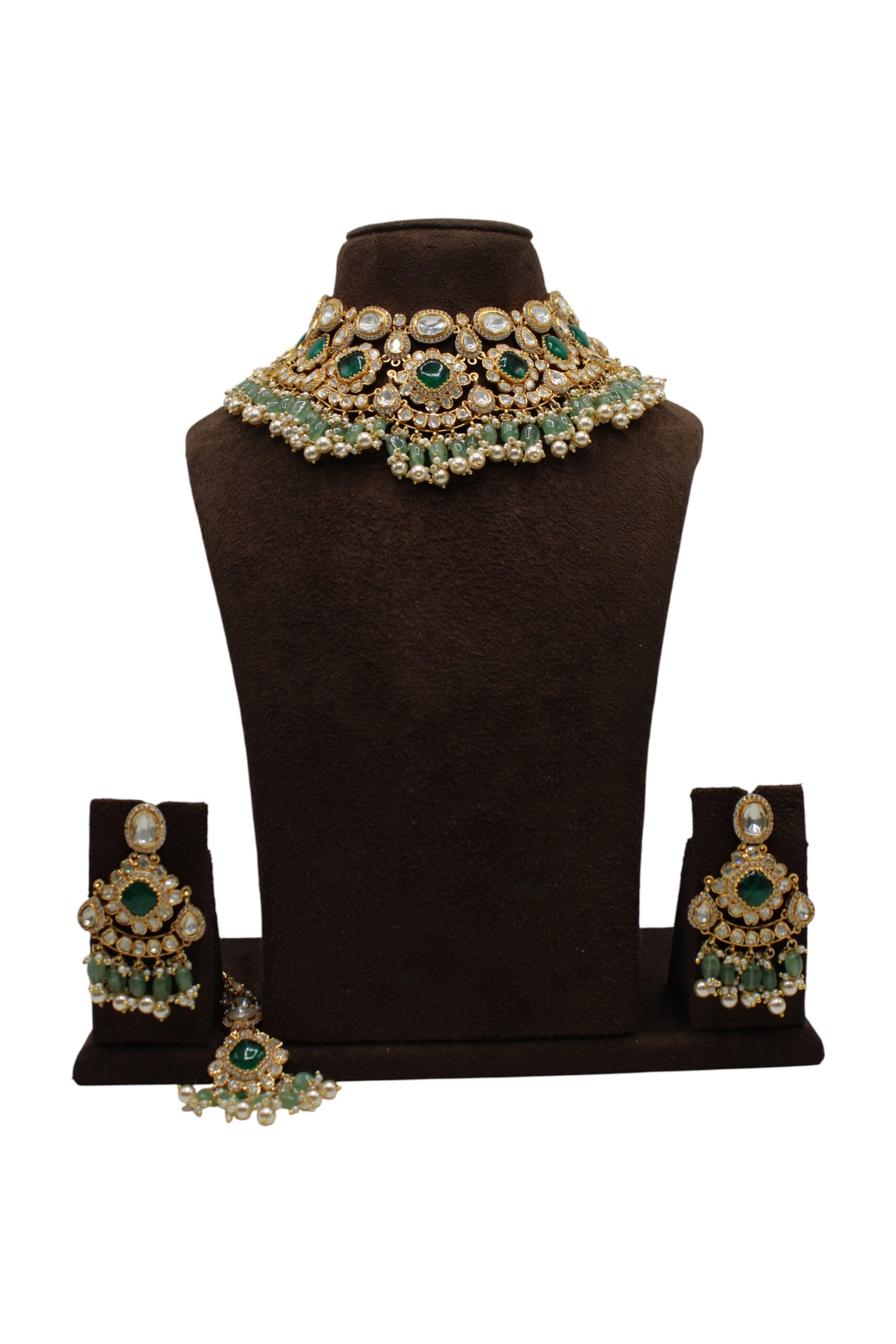 Elegant Traditional Jewelry Set with Emerald Accents