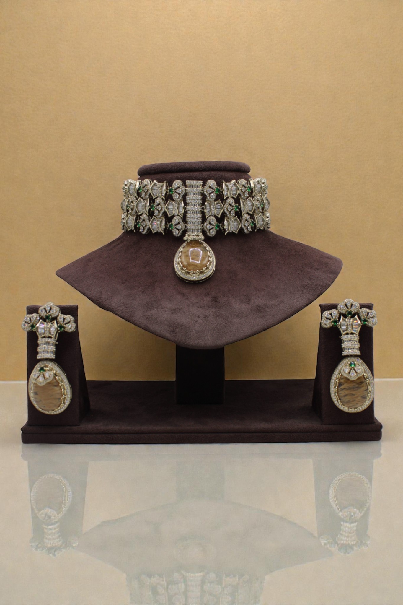 Elegant Vintage Jewelry Set with Intricate Design - Image 3