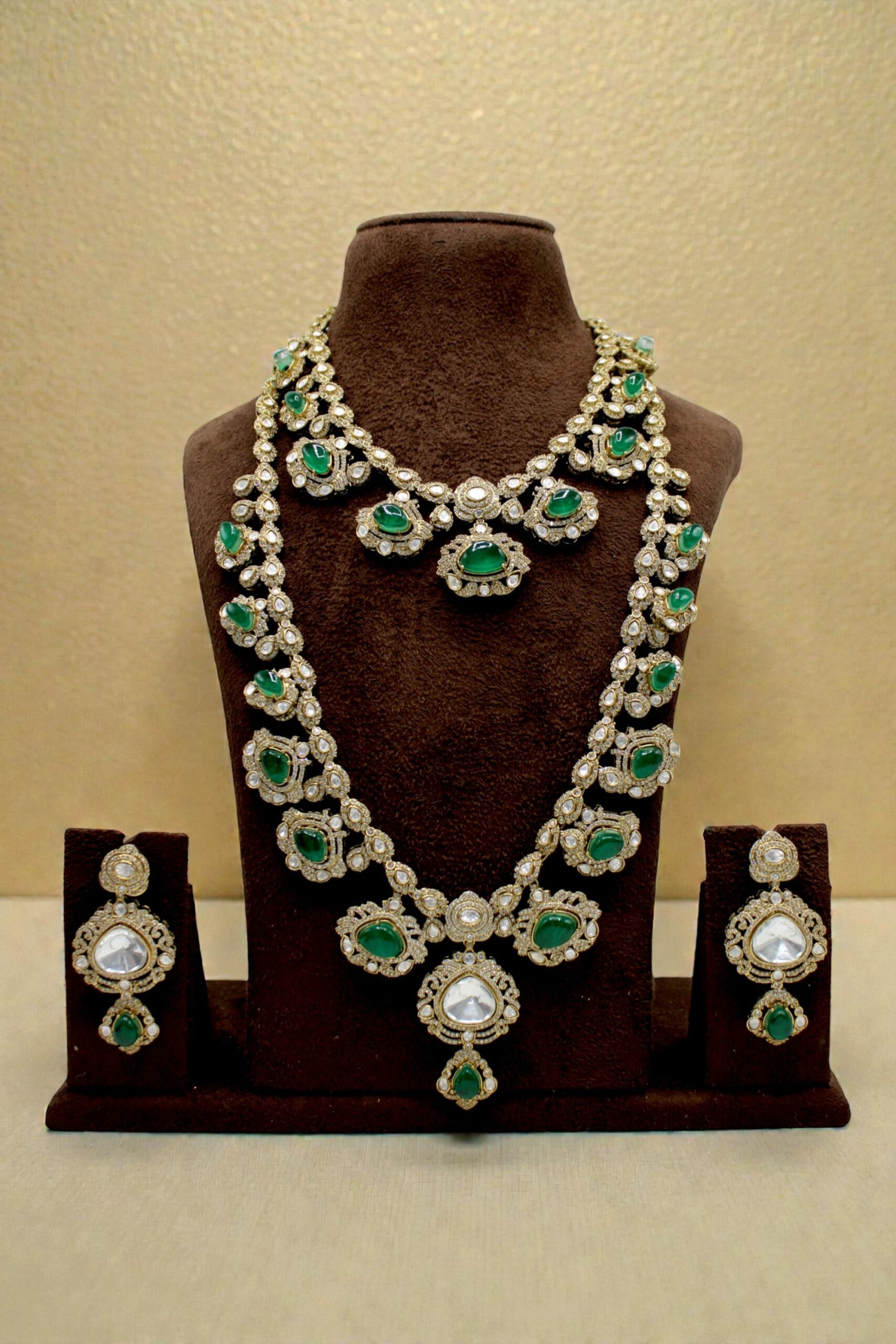 Elegant Green and Pearl Jewelry Set Display - Image 3