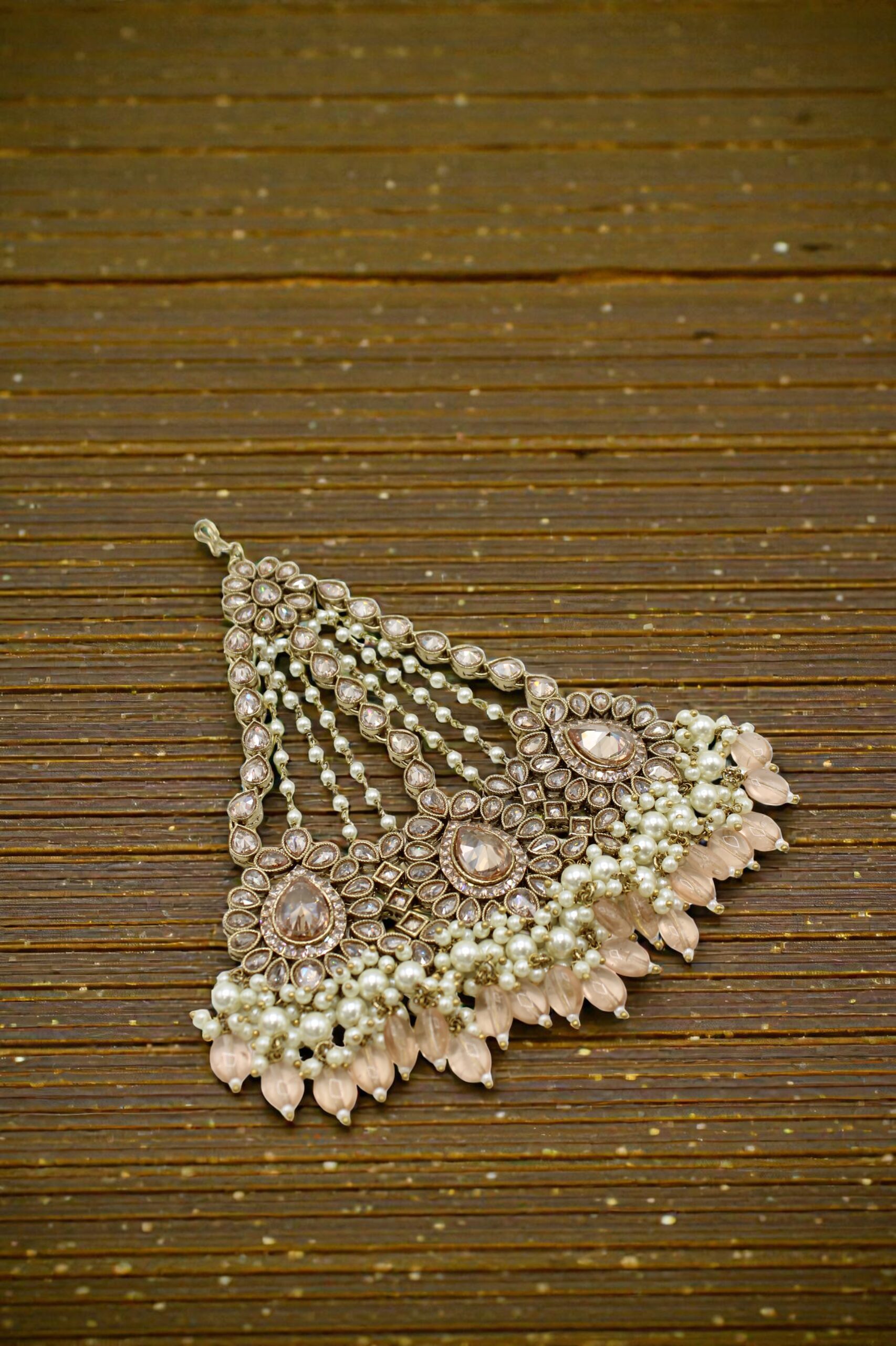 Elegant Vintage-Inspired Pearl and Gemstone Jewelry Piece - Image 3